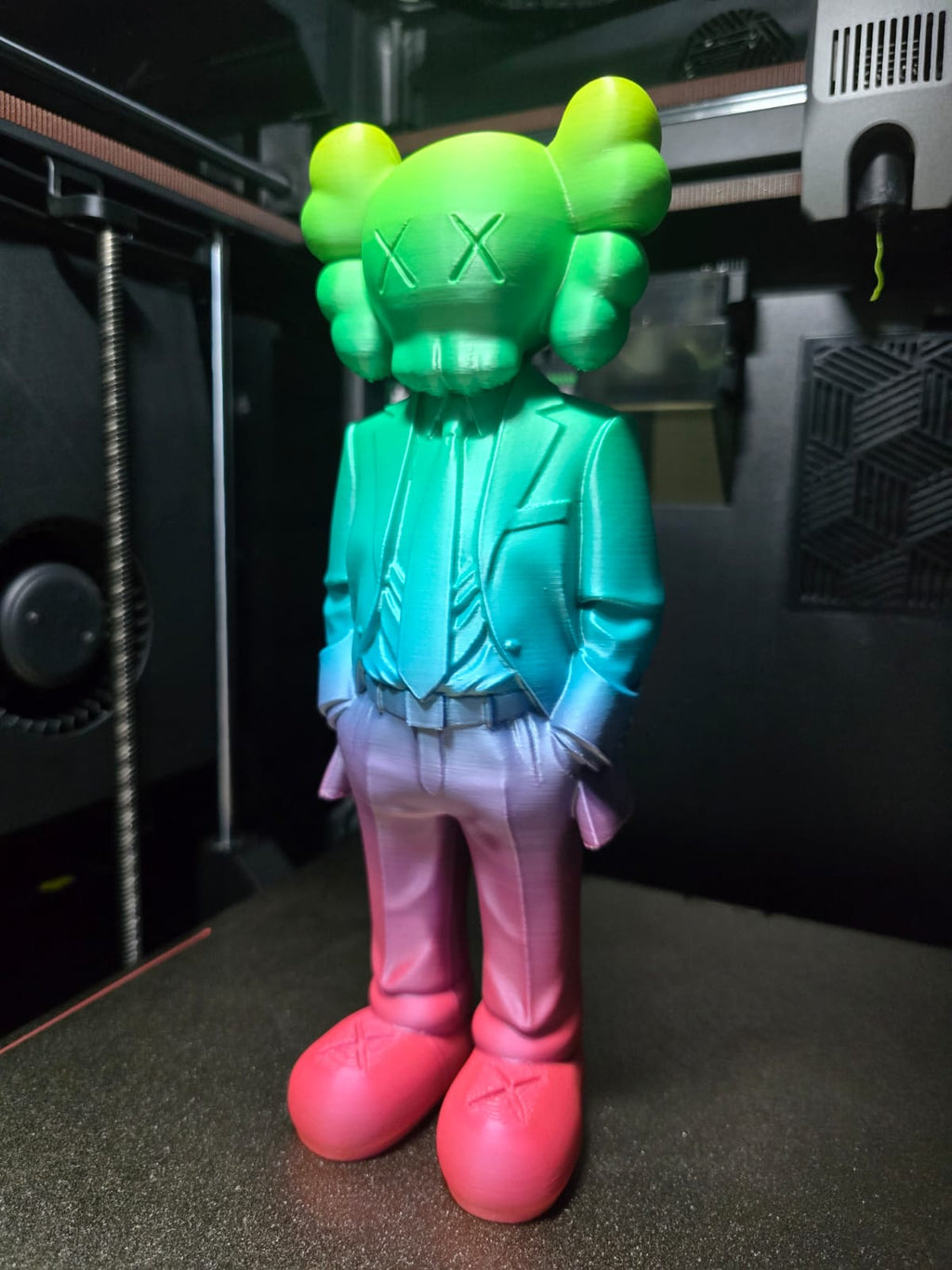 Figura KAWS impresa en 3D, detalle traje verde y azul