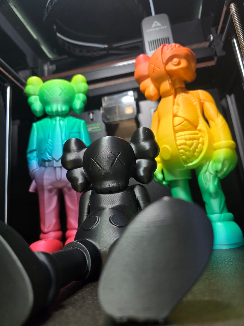 Figuras KAWS impresas en 3D, vista de grupo
